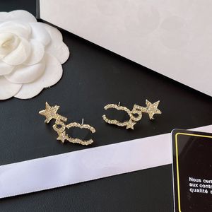 2023 Mulheres Love Stamp Earrings 18K Carta de ouro amor