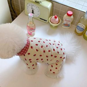 犬のアパレルストロベリープリントペットドッグ服とベルベットの温かい冬のジャンプスーツは、小さな中程度の服のペロのための豪華な子犬を覆う