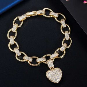 Łańcuch link cwwzircons Love Heart Charm Cz Cubic Crironia Gold Splated Cuban Link Bracelets for Women Femme Fashion Jewelry Gift CB200 G230222