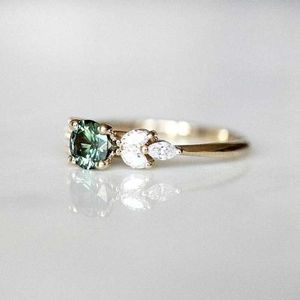 Bandringar Ny enkel inlagd Green Zircon Women's Ring lägger till temperament Fashion Gold och Silver Diamond Wedding Ring G230213