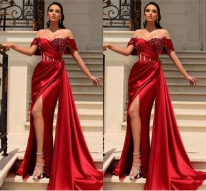Seksi Kırmızı Denizkızı Gelinlik Modelleri Uzun Kadınlar için Boncuklu Kristaller Yüksek Yan Bölünmüş Pileler Dökümlü Parti Elbise Örgün Doğum Günü Pageant Ünlü Abiye Elbise Özel