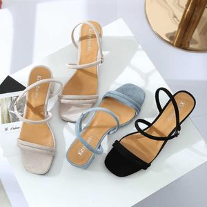 Lüks Sandal Tasarımcı Tarzı Patent Heyecan Topuklar Kadın Eşsiz Mektuplar Sandalet Düğün Ayakkabıları Flip Flop Flats Slayt Sıradan Ayakkabılar Seksi Ayakkabı 35-40