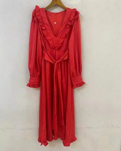 Abiti casual Abito di arrivo 2023 Stile autunnale Donna con scollo a V Volant Cintura floreale Deco Manica lunga Lunghezza a metà polpaccio Bianco Rosso Abbigliamento da festa