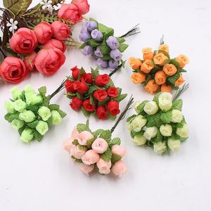 Dekorativa blommor Plastiska mini Rose Bouquet 12 Blommhuvuden Konstgjorda sidengrenar Små knoppar för hembröllopsfest DIY -gåvor