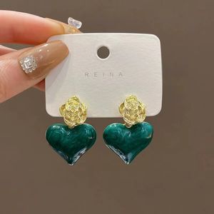 French Design Sense Green Love Earrings Temperament Elegant Super Fairy Rose Drop Oil Texture örhängen S925 Silver Needle