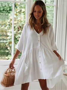 Женские пляжные платья для женщин для женщин 2023 Летние белые рубашки тунику V шея свободные бикини прикрытие с карманами для пляжной одежды