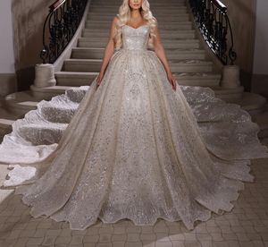 Abito da ballo di lusso Abiti da sposa Scollo a V Senza maniche Cinghie Paillettes Pizzo Raso Appliques Lunghezza pavimento Perline Diamanti Volant Abiti formali Abiti da sposa Taglie forti