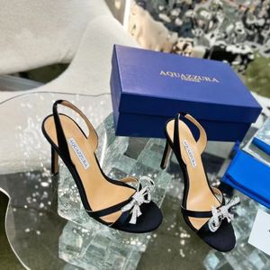 AQUAZZURA senaste Designers sandaler för damklackar Satin Mode sexig Rosett Bröllopsklänning skor Kristall Utsmyckad strass stilett Häl ankelband sandal