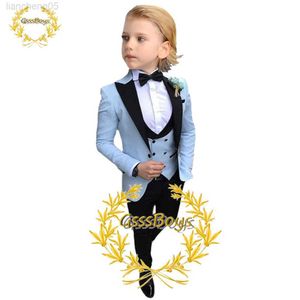 Set di abbigliamento Abiti per bambini per smoking da sposa Giacca blu cielo Pantaloni Gilet Tre pezzi Risvolto Abito da festa formale Set blazer da ragazzo personalizzato W0224