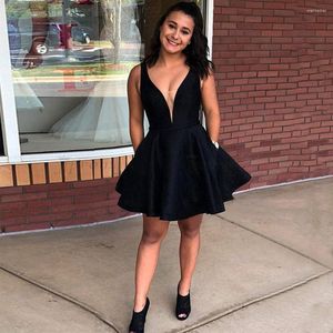 Party Dresses Charming Black Mini Length Prom Dress 2023 Deep V-neck A Line Sleeveless Homecoming Graduation Gowns