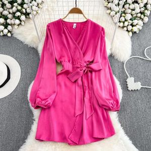 Повседневные платья Clothland Women Vintage Prap Plord Cross v Neck Long Rineve A Line Candy The Женщина шикарное мини -vestido QB470