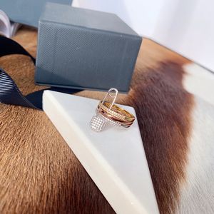 Luxurys Designers Ring Ring Tri-Colour Rings for Women Pin Shape Full Diamond New Fashionカップルジュエリーカジュアルパーティービーチ