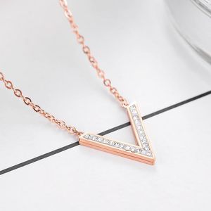 Kedjor Rose Gold Titanium Steel Necklace Anti-Allergy and Non-Discoloration V Letter ClaVicle