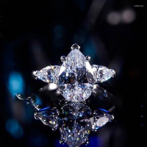 Klusterringar 10K AU417 Vittguldkvinnor Bröllopsfestförlovningsring 1 2 3 4 5 Vatten Drop Pear Moissanite Diamond Elegant Trendy
