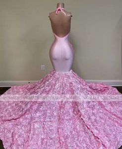 2023 핑크 댄스 파티 드레스 인어 스윕 기차 소매 레벨 레스 섹시한 고삐 등이없는 꽃 무늬 가루 가운 이브닝 가운 공식 행사를 착용하는 멍청이 플러스 크기