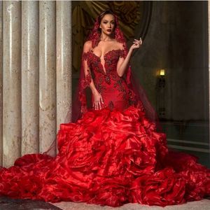 Rote Spitze Meerjungfrau Brautkleider Perlen Brautkleider Rüschen abgestufte Schleppe aus der Schulter Ausschnitt Organza Plus Size Vestido De Novia