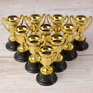 Figurine di oggetti decorativi 30 pezzi Mini premio in oro Trofeo Ricompensa Concorso regalo Decorazione Giocattoli di plastica per bambini 230224