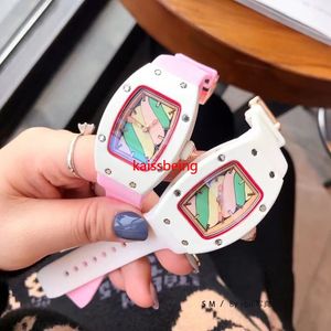 2023 New Watch Ladies Quartz 시계 화려한 사탕 색상 캐주얼 숙녀 젊은 숙녀를위한 필수 숙녀 시계