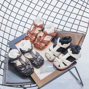 Sandalen Neue Mädchen Sandalen Baby Sommer Kinder Bogen Gladiator PU Leder Flache Sandalen 2022 Chic Weiche Sohle HookLoop Atmungsaktive Strand schuhe Z0225