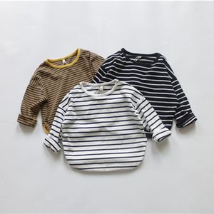 T skjortor Autumn Baby Boys randig långärmad toppar koreansk stil barn casual tees barn kläder 230224