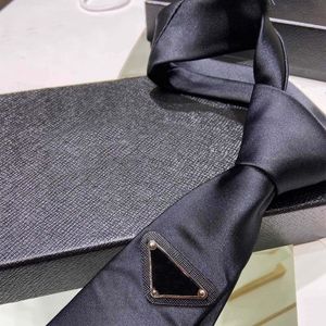 Kvinnliga slips G Designer Mens Tie Silk Letter Tie Mens Solid Skinny Tie/Party Wedding Formal Nathtie Classic Design With Box G898 Party Favor Wed Man Suit Accessory