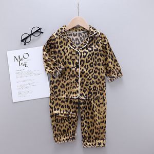 Conjuntos de roupas 111yrs Kids pijama Leopard Conjunto de cetim de seda Meninas meninas pijamas blusas de manga longa Topssshorts Sleepswears 230225