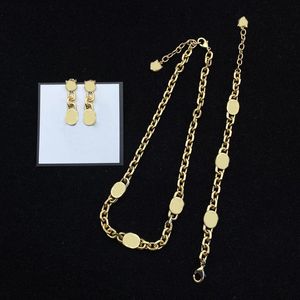 Orecchini di design Bracciali in oro Collana da sposa per uomo Collane con ciondolo per le donne Lettere di lusso Set di gioielli Moda Amore Bracciale a catena 22042801 Nuovo