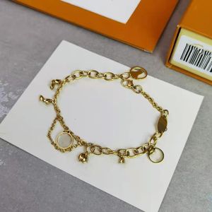 17 Styles Designer Gold Chain Armband Womens Armband älskar smycken Lyxbrev Pendant V Armband för kvinnor Charm örhänge bröllop