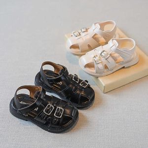 Sandaler pojkar täckta tår en enkel japansk stil svart sport sandaler barn mode 2022 sommar ny krok loop platt casual barn skor z0225