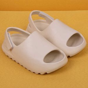 Sandaler Nya sandaler för barn Eva Unisex Slippers Nonslip Waterproof Children's Princess Shoe Fashion Baby Anti Slip Girls Beach Shoes Z0225