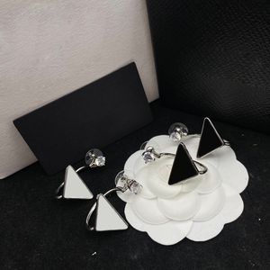 Womens Designer Triangle Earring Stud Fashion Luxury Jewelry Sliver Pendant P Orecchini Mens Charm Stylish Boucles Hoop Earring 2302253BF