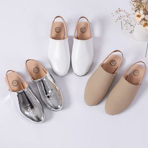 Slipper Ankomst Kids vår sommarvit solbränna läder sling tillbaka för pojkar flickor storlek 21 42 spegel silver design 230224