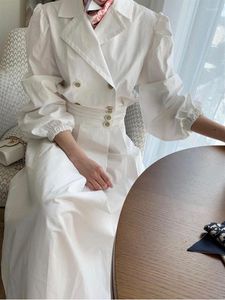 Casual klänningar dubbelbröst solid vit klänning kvinnliga kvinnor vestido feminino 2023 hackad krage högkvalitativ kvinna femme mantel