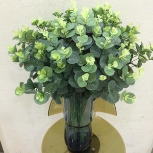 装飾的な花人工16ヘッドユーカリを飾る装飾用の木の植物ブーケフェイク葉の花輪のためにシルクを残す家