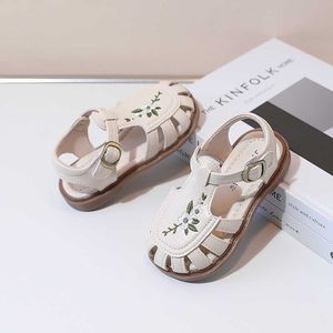 Sandaler barn täckta tårna söta ihåliga mode plattblommor broderier casual sandaler 2022 sommar nya barn retro brittiska stil flickor z0225