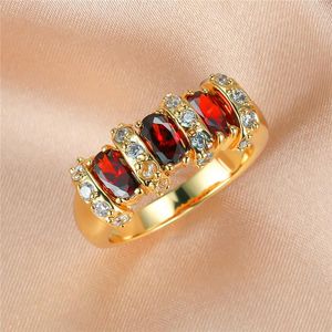 Fedi nuziali Charm Anello femminile in pietra di cristallo rosso Colore oro vintage sottile per le donne Anello di fidanzamento con zircone ovale da sposa carino Matrimonio