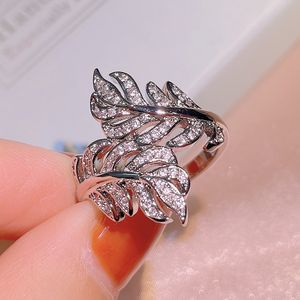 2023 Marca Top Sell Weding Anelli Gioielli di lusso fatti a mano Argento 925 Riempimento Pavimenta Zaffiro bianco Diamante CZ Donne Eternity Leaf Anello di fidanzamento per l'amante Regalo