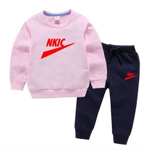 ベイビーボーイズの服セット子供たちのスウェットシャツの子供服女の子ソリッドコットン長袖プルオーバートップパンツスーツ2PCSブランドロゴプリント