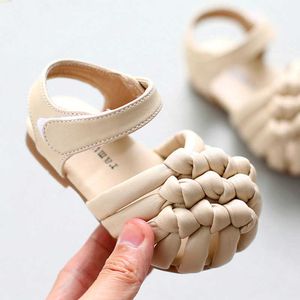 Sandaler kvalitet sommar baby flickor sandaler småbarn enkel stil fast färg mjuka sulskor utomhusförnörelse baby första vandrare z0225