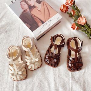 샌들 베이비 걸스 샌들 2022 New Vintange Weave Solid Girl 's Sandals 닫힌 발가락 샌들 보우 유아 여름 아파트 어린이 신발 Z0225