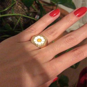 Alyanslar Güzel Daisy Çiçek Hexagon Ring üzerine oyulmuş beden 6.5 geniş altın renkli takılar kadınlar için kız hediyesi gelişleri yüksek kalite