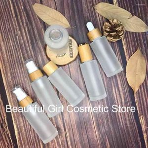 Bottiglie di stoccaggio Nature Eco-friendly Lusso Personalizzato Coperchio in bambù Bottiglia cosmetica per la cura della pelle in vetro smerigliato Lozione per la cura della pelle da 30 ml