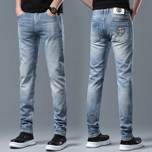 Designer de jeans masculino Designer primavera e nova versão coreana de luxo leve, elástico fino, emagrecimento, desgaste da marca