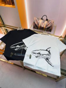 Pamuklu erkekler tişört marka tasarımcısı yaz sokak üst kazak mektubu baskı köpekbalığı desen