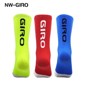 Herrstrumpor NWGIRO 2022 Nya cykelstrumpor cyklar Compression Road Bike Running MTB Kneehigh White Sports Funny Brand Black Z0227