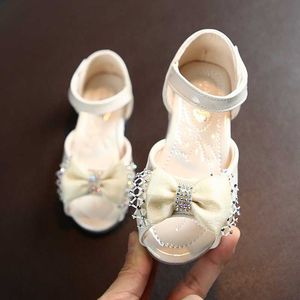 Сандалии Baywell Kids Girl Sandals Crystal Bow Girls Girls Shoes Shoes Fashion Flats Танцевальные обувь лето новые дети сандалии Z0225