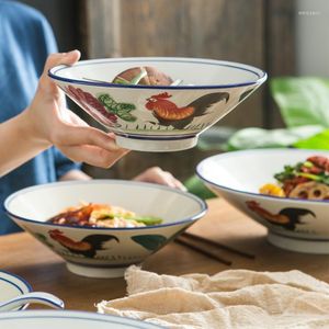 Skålar keramik i keramisk skål i hemmet med hembygd ramen kommersiell el retro retro