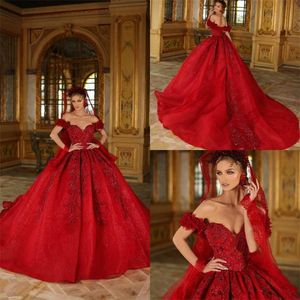 Luxuriöses rotes Ballkleid-Brautkleid, schulterfrei, ärmellos, Applikation, Spitze, Perlen, Pailletten, Brautkleid, Sweep-Zug