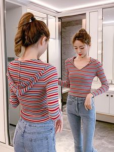 Kadın Tişörtleri Kadın Çizgili Kapşonlu T-Shirt Örgü Top 2023 V-Yok Uzun Kol İnce Kısa Kısa Seksi Navelless Suspring Yaz Gündelik