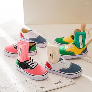 Athletic Shoes Children's Canvas 2023 Spring Set of Feet Candy Color Matching Low Cut Casual för pojkar och flickor